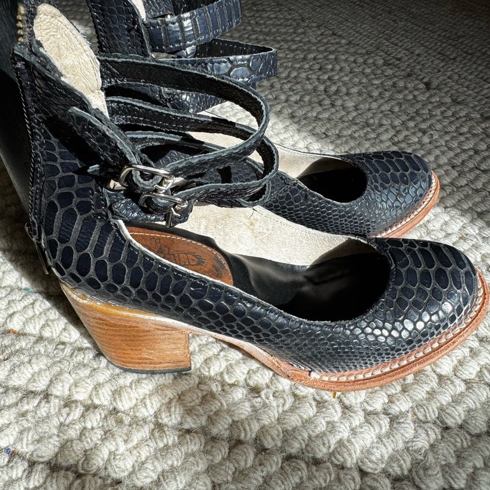 Freebird Randi black snake, size 7